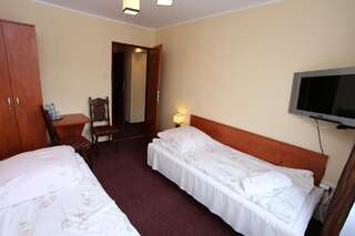 Отель Hotel Kakadu Конин Четырехместный номер с общей ванной комнатой-3