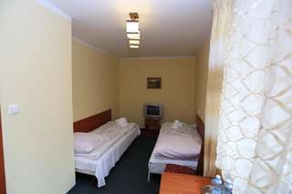 Отель Hotel Kakadu Конин Четырехместный номер с общей ванной комнатой-4