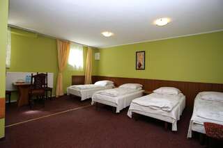 Отель Hotel Kakadu Конин Односпальная кровать в общем мужском номере-1