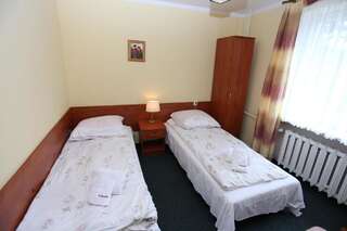 Отель Hotel Kakadu Конин Четырехместный номер с общей ванной комнатой-5