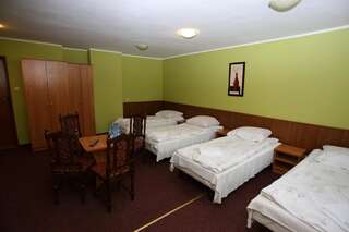 Отель Hotel Kakadu Конин Кровать в общем 4-местном номере для мужчин и женщин-1