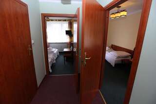 Отель Hotel Kakadu Конин Четырехместный номер с общей ванной комнатой-6