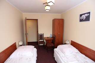 Отель Hotel Kakadu Конин Четырехместный номер с общей ванной комнатой-7